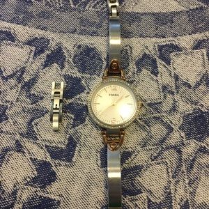 Women’s FOSSIL watch in silver and gold